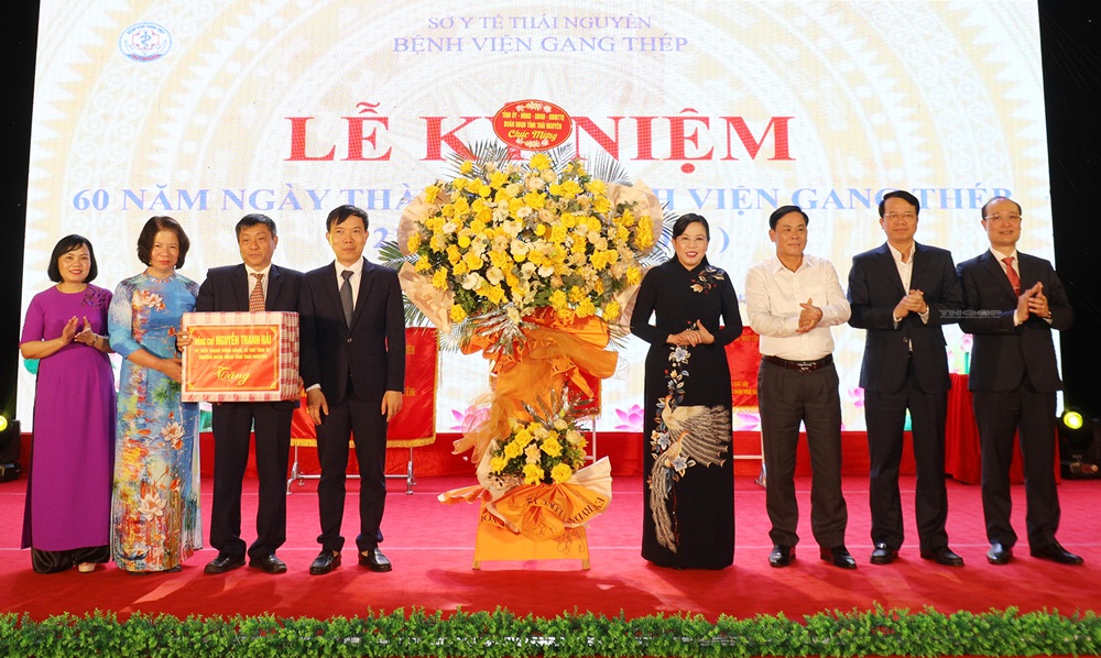 Bệnh viện Gang Thép Thái Nguyên đón nhận Cờ thi đua của UBND tỉnh